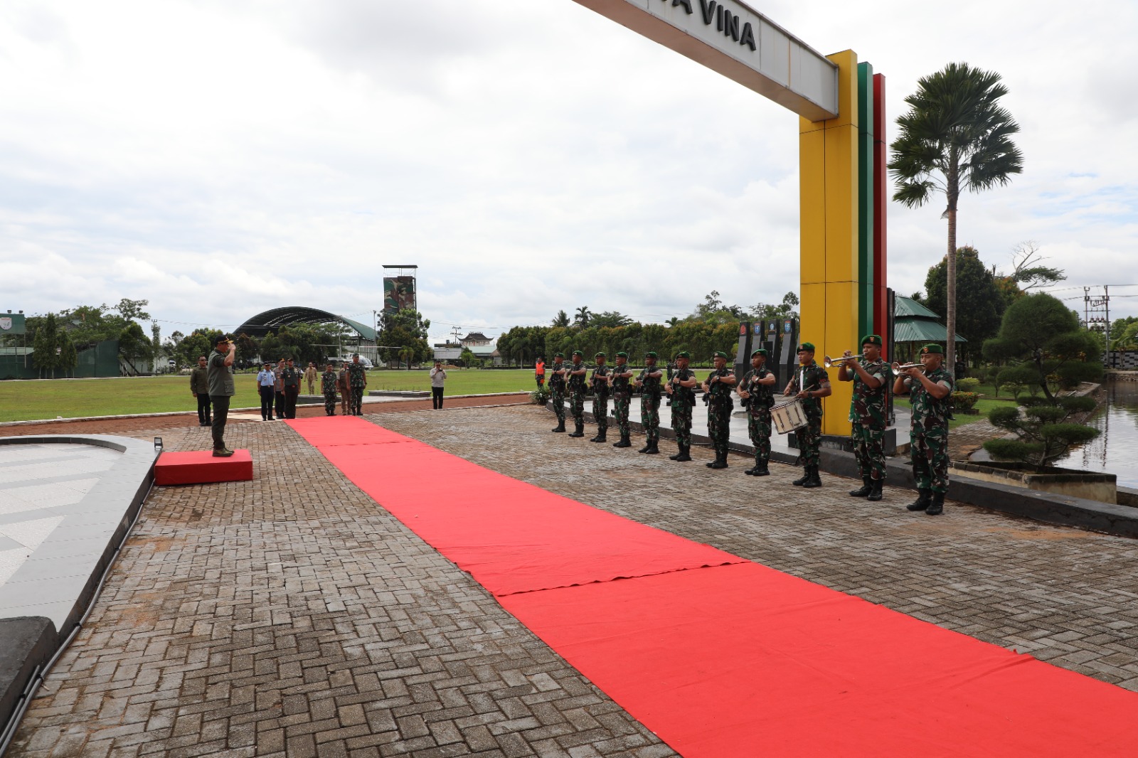 Kepala BNPB Letjen TNI Suharyanto, S.Sos., M.M (di atas podium) disambut secara militer di Kodam XII/Tanjungpura, Kalimantan Barat, Rabu (20/9).